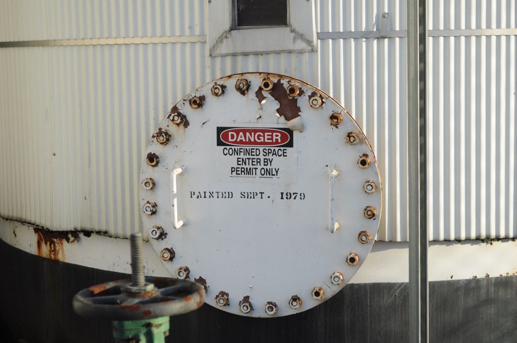 Confined_space_warning_01